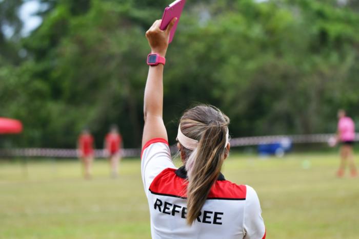 Photo d'une arbitre de dos
