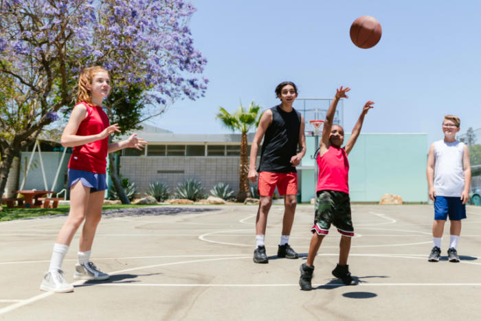 4 enfants faisant du sport durant la rentrée