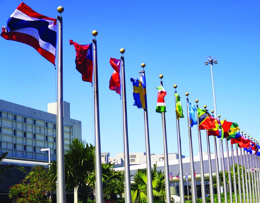 « LA DESCENTE DES DRAPEAUX »  symbole d’un sport audacieux et responsable engagé vraiment pour la Paix